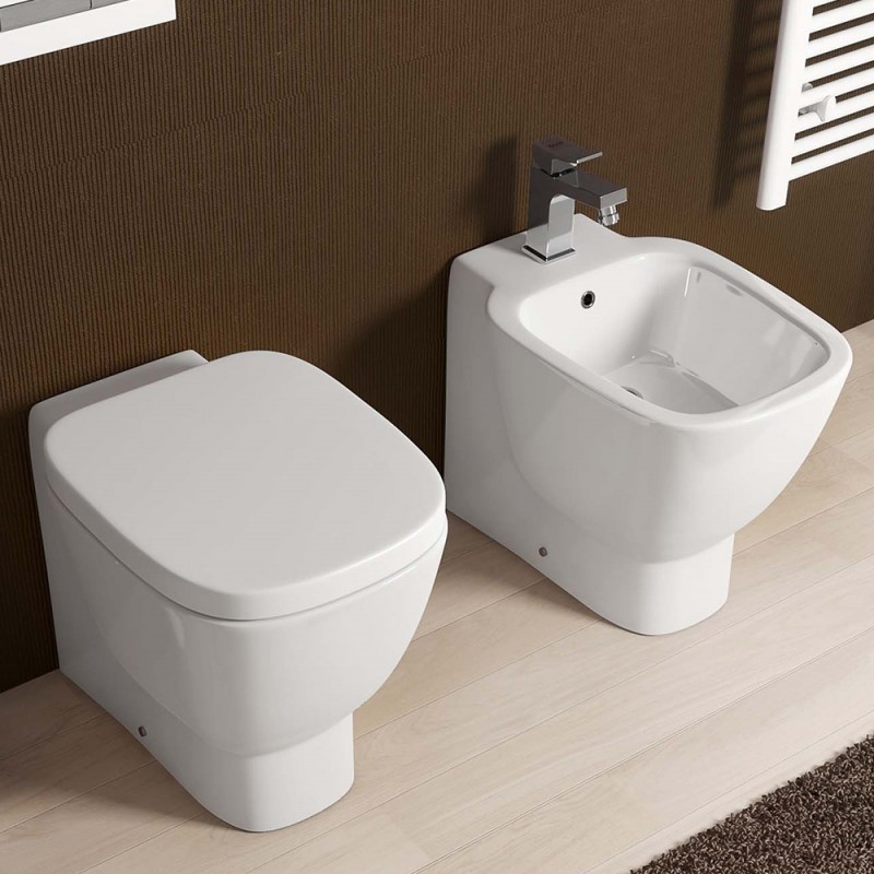 Coppia sanitari filomuro Rak serie One in ceramica con sedile avvolgente