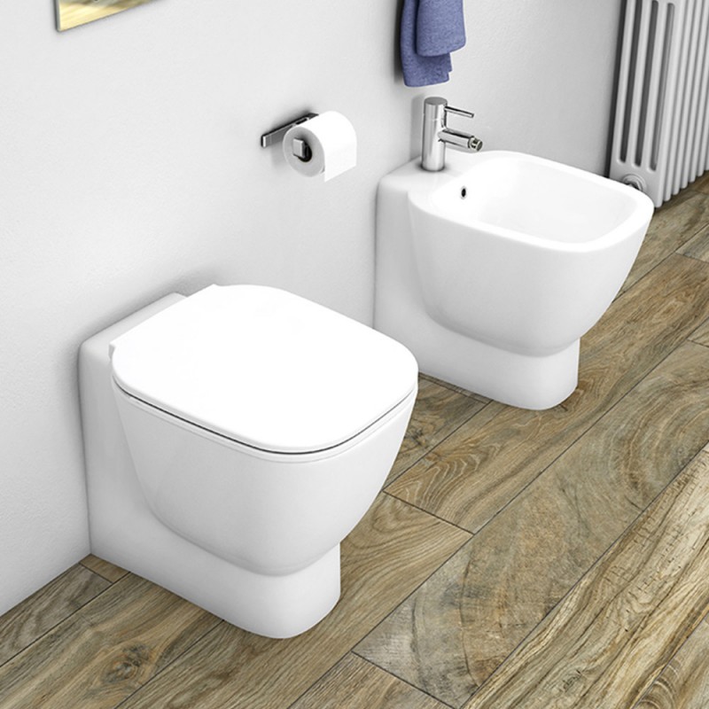 Coppia sanitari filomuro Rak serie One in ceramica con copriwc soft-close