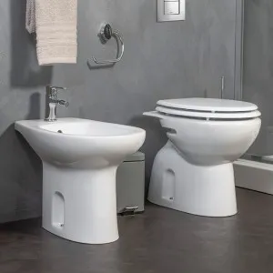 Set sanitari bagno in ceramica bianca lucida Rak Flora completo di sedile wc