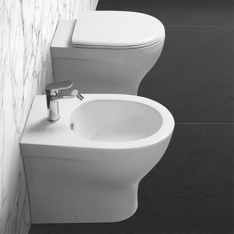 Sanitari filo muro Azzurra serie Pratica con copriwater slim incluso Sanitari filo muro Azzurra serie Pratica con copriwater incluso