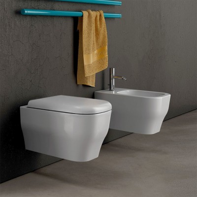 Sanitari bagno sospesi rimless Olympia Synthesis con copriwc avvolgente