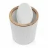 Pattumiera bagno serie Blob in plastica liscia bianca con dettagli effetto legno