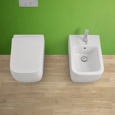 WC singolo filomuro Metropolitan con sedile copriwater slim