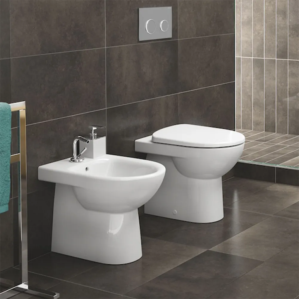 Sanitari filomuro Geberit con scarico universale e copriwc Selnova