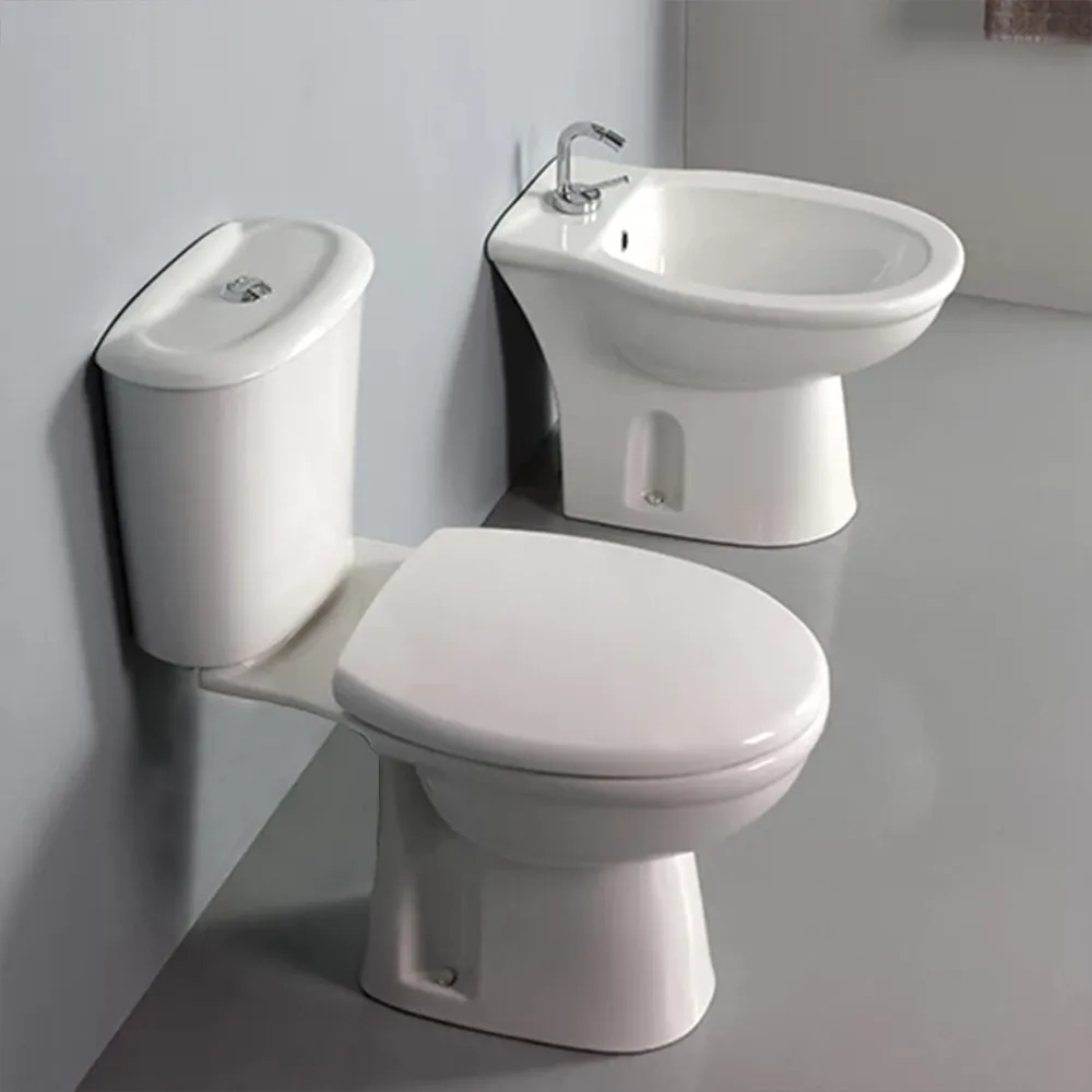 Sanitari monoblocco tradizionali con scarico a terra e copriwc Rak Karla