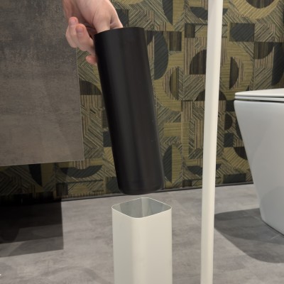 Dettaglio 3 Piantana porta rotolo e scopino da appoggio in acciaio bianco opaco Fusion