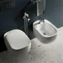 Coppia sanitari sospesi in porcellana con sedile soft-close bianco lucido Rak Illusion