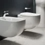 Render Coppia sanitari sospesi in porcellana con sedile soft-close bianco lucido Rak Illusion