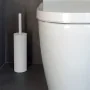 render Portascopino d’appoggio in acciaio bianco opaco con scopino in setole nere removibile Axin