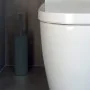 render Portascopino d’appoggio in acciaio nero opaco con scopino in setole nere removibile Axin