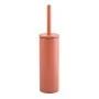 Portascopino d’appoggio in acciaio color terracotta opaco con scopino in setole nere removibile Axin