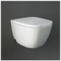 Coppia sanitari sospesi Rak serie One in ceramica con copriwc avvolgente