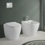 Wc filomuro bianco design quadrato in ceramica con scarico Rimless Kayra - render in set 