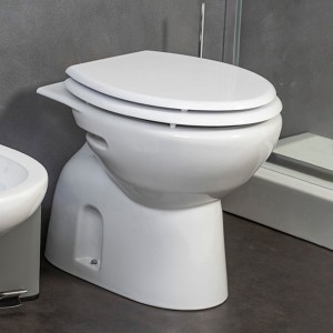 Wc tradizionale con scarico a terra Rak serie Flora in ceramica bianca lucida