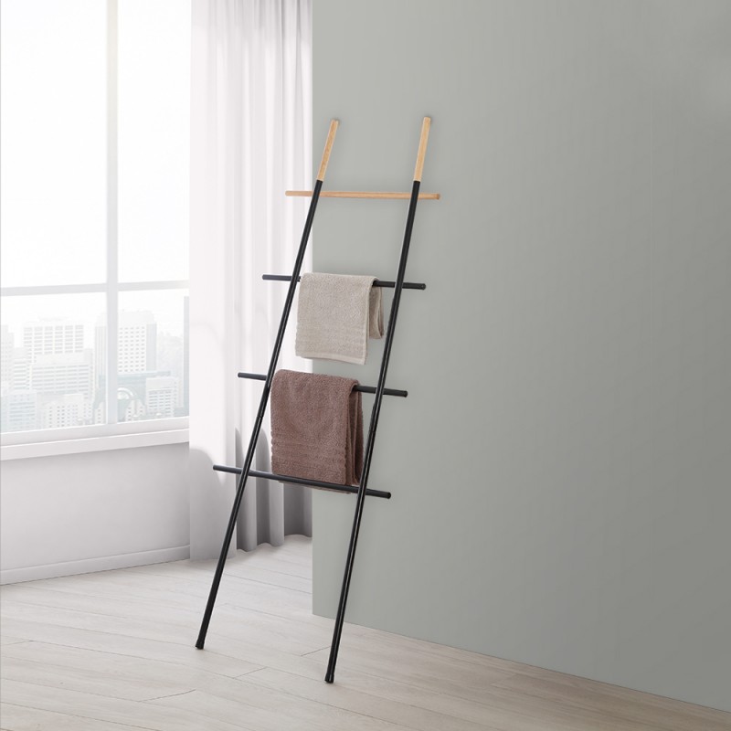 Scala Porta Asciugamani Moderna in Acciaio Nero con Inserti in Legno H 170 cm Scala Porta Asciugamani Moderna in Acciaio Nero con Inserti in Legno H 170 cm